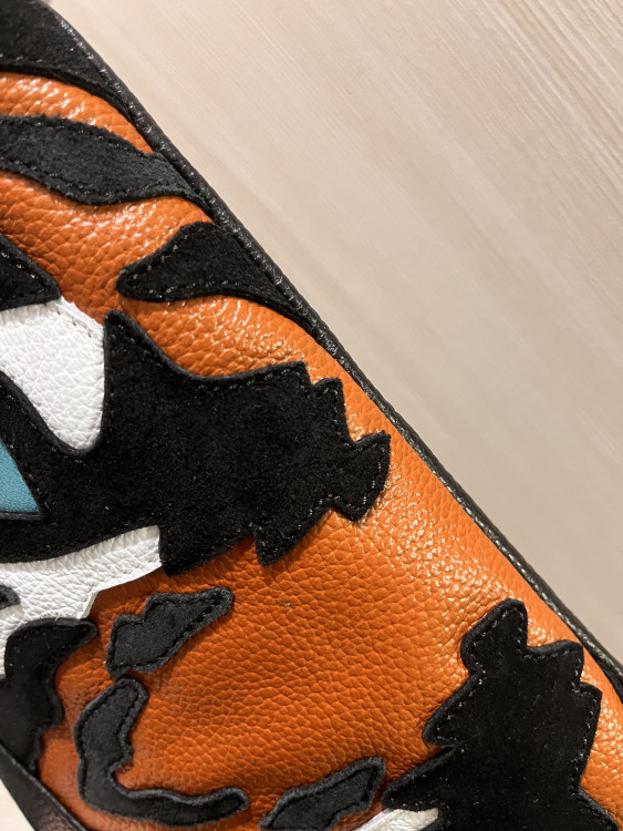 Рыжий яркий при искусственном освещение 